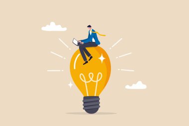 Girişimci çözümü, iş problemini çözmek için yaratıcı fikir, yeni yenilik kavramını keşfetmek, akıllı iş adamı bilgisayar laptopuyla parlak ampul fikri üzerinde çalışıyor..