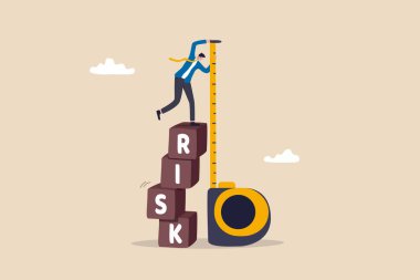 Risk değerlendirmesi, potansiyel tehlike düzeyini analiz etmek, yatırım, kontrol veya sınır kaybı konsepti için kabul edilebilir para kaybını ölçmek, iş adamı risk kutusu yığınının üzerinde duruyor.