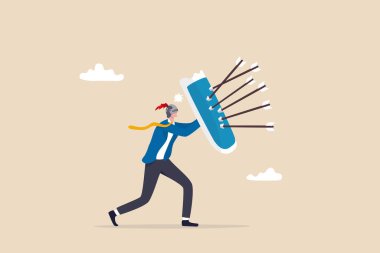 Tehditlere karşı kalkan koruması, güvenlik saldırısı ya da iş riski, tehdit kavramından korumak için sigorta ya da güvenlik görevlisi, yay oklardan korumak için zırhı ve kalkanı olan güçlü bir iş adamı.