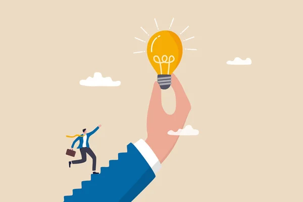 启发或激励人们走向成功 商业创新或创造力 解决方案或发明理念的灵感理念 商人手握着明亮的灯泡踏上了巨大的阶梯 — 图库矢量图片