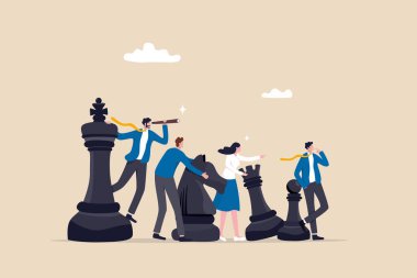 Rekabet kazanma stratejisi, takım çalışması stratejik fikirlerin planlanmasına yardım etmek iş zaferi, meydan okuma konsepti, iş adamları takım oyuncuları kral ve şövalye satranç taşlarıyla güçlü dururlar..