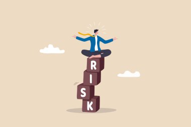 Risk yönetimi, kontrol veya yatırım, süreç veya güvenlik veya güvenli kazanç ve zarar konseptine hazırlık konularında para kaybetmeye yönelik değerlendirme, işadamı sakince RISK sözcüğüyle yığınla meditasyon yapıyor.