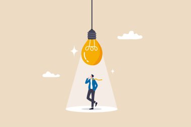 İnovasyon, yaratıcılık veya ticari başarı için hayal gücü, fikri düşünmek, sorunu çözmek için çözüm veya beyin fırtınası kavramı, parlak ampul altında akıllı iş adamı düşüncesi.