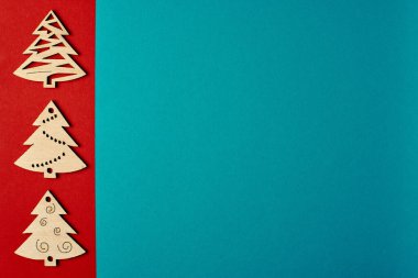 Noel ağacı desenli kırmızı ve mavi kart. Yazıtlar için Noel arkaplanı. Minimalist Noel kartı. Çerçeve, pankart. Noel ağaçları manzaralı. Kış tatili.