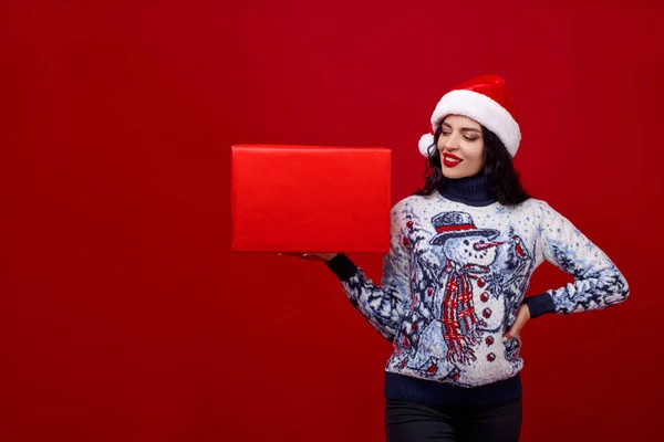 Een Jonge Vrouw Een Trui Met Een Sneeuwpop Een Mooie — Stockfoto