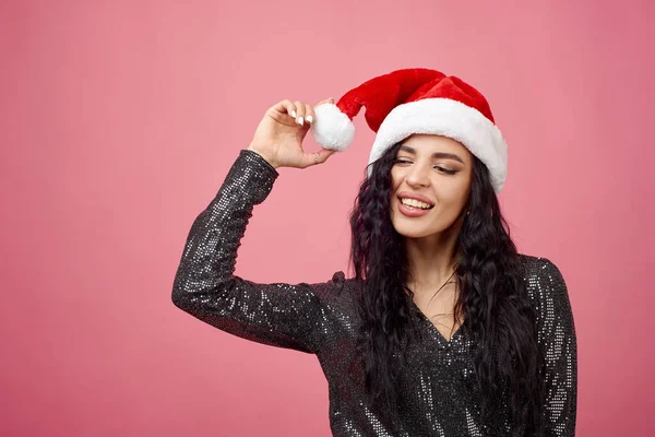 Close Portret Van Een Jonge Vrouw Een Kerstmuts Een Roze — Stockfoto