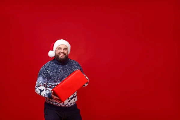 Een Lachende Man Met Een Baard Demonstreert Een Rode Geschenkdoos — Stockfoto