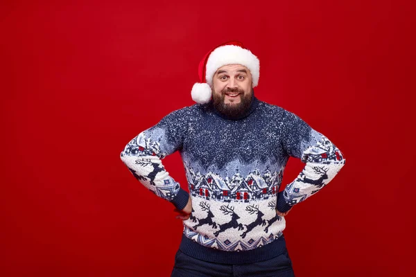 Улыбающийся Бородатый Мужчина Новогоднем Свитере Мужчина Веселится Новогодней Кепке Красном — стоковое фото