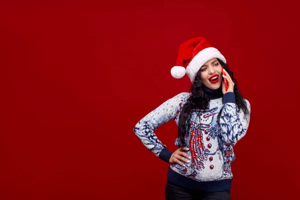 Glimlachende Jonge Vrouw Met Een Kerstmuts Trui Met Een Sneeuwpop — Stockfoto