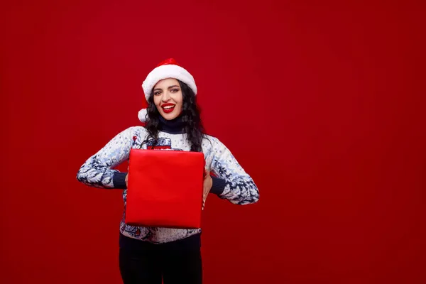 Een Jonge Vrouw Met Een Kerstmuts Heeft Een Rode Doos — Stockfoto