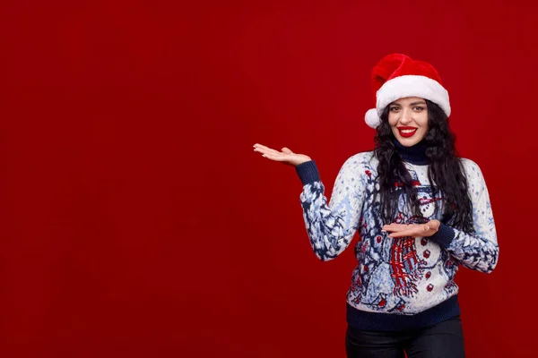 Een Mooie Jonge Vrouw Een Nieuwjaarstrui Een Pet Spreidt Haar — Stockfoto