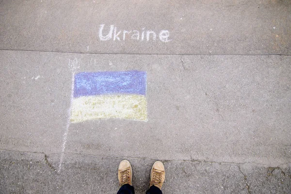 Bandera Ucrania Pintada Por Niños Sobre Asfalto Inscripción Ucrania Atributos —  Fotos de Stock