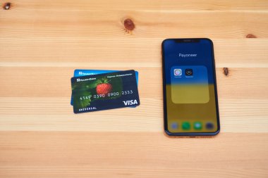 Ukrayna, Kyiv, 3 Mayıs 2022 - PrivatBank ile çalışan herkes. akıllı telefon ekranında herkes logo