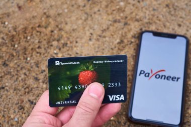 Ukrayna, Kyiv, 3 Mayıs 2022 - Pasioner logosu üzerinde PrivatBank kartı. Pasioner uygulama simgesi. herkes Ukrayna 'da fırlatılıyor