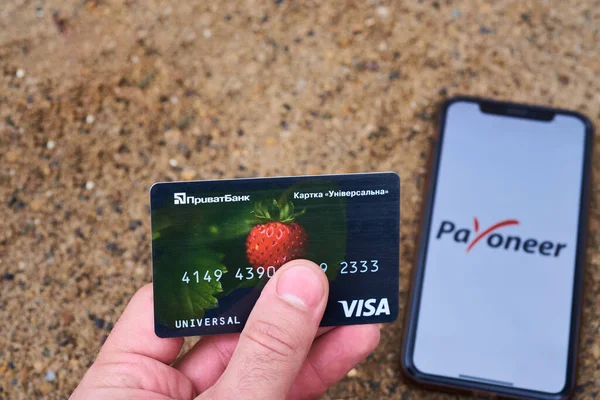 Ukrayna, Kyiv, 3 Mayıs 2022 - Pasioner logosu üzerinde PrivatBank kartı. Pasioner uygulama simgesi. herkes Ukrayna 'da fırlatılıyor