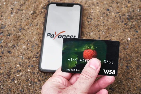 Ukrayna, Kyiv, 3 Mayıs 2022 - Pasioner logosu üzerinde PrivatBank kartı. Pasioner uygulama simgesi. herkes Ukrayna 'da fırlatılıyor