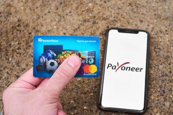 Ukrayna, Kyiv, 3 Mayıs 2022 - Pasioner logosu üzerinde PrivatBank kartı. Pasioner uygulama simgesi. herkes Ukrayna 'da fırlatılıyor