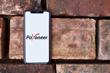 Ukrayna, Kyiv, 3 Mayıs 2022 - Tuğla zeminde herkesin logosu olan akıllı telefon. Metin için boşluk