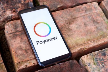 Ukrayna, Kyiv, 3 Mayıs 2022 - Tuğla zeminde herkesin logosu olan akıllı telefon. Metin için boşluk