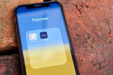 Ukrayna, Kyiv, 3 Mayıs 2022 - Ukrayna bayrağının arka planında akıllı telefon ekranında Pasioner ve PrivatBank simgeleri