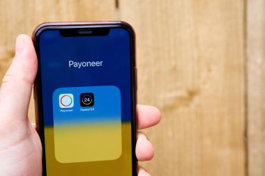 Ukrayna, Kyiv, 3 Mayıs 2022 - El, Pavater ve PrivatBank 'ın simgelerinin yer aldığı bir akıllı telefonu tutuyor