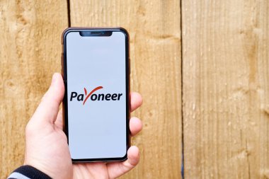 Ukrayna, Kyiv, 3 Mayıs 2022 - Ahşap arka planda herkesin logosu olan akıllı telefon