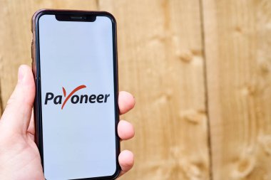 Ukrayna, Kyiv, 3 Mayıs 2022 - Ahşap arka planda herkesin logosu olan akıllı telefon