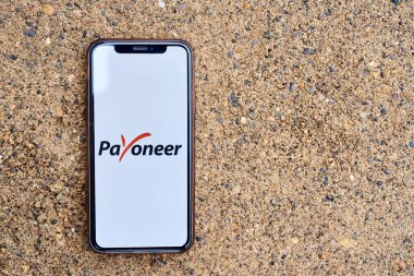 Ukrayna, Kyiv, 3 Mayıs 2022 - Payonez logolu bir telefon kumsalda duruyor. pastacı logosu