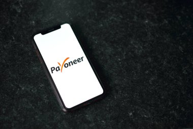 Ukrayna, Kyiv, 3 Mayıs 2022 Payonez ödeme sistemi. Siyah arkaplanda akıllı telefon ekranında öncü logosu