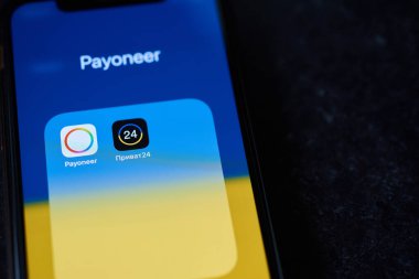 Ukrayna, Kyiv, 3 Mayıs 2022 Payonez ödeme sistemi. Pavater ve PrivatBank. Ukrayna bayrağının arka planında herhangi birinin logosu