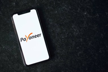 Ukrayna, Kyiv, 3 Mayıs 2022 Payonez ödeme sistemi. Siyah arkaplanda akıllı telefon ekranında öncü logosu