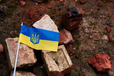  The flag of Ukraine lies on the ground.