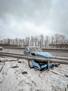 Kazayla oldu. Otoyolda bir kaza oldu. Araba tampona uçtu. Almanya Otobanı kazası