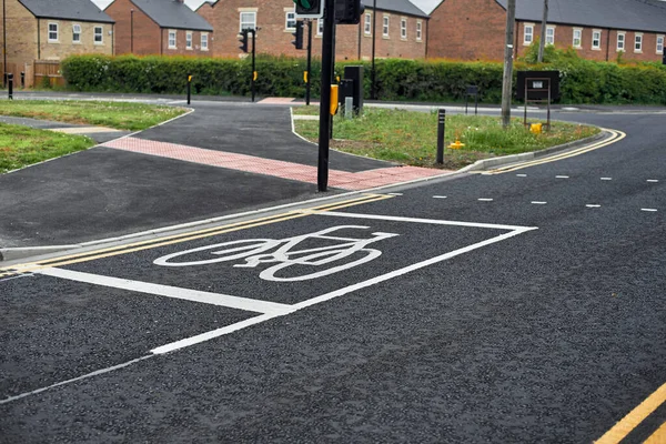En ny bred cykelväg med vacker svart asfalt i England — Stockfoto