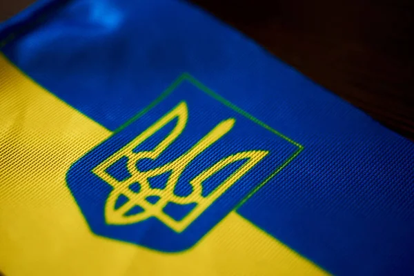 La bandiera di Ucraina su cui è raffigurato lo stemma. — Foto Stock