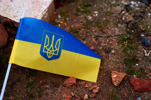 우크라이나 국기는 깨진 벽돌의 잔해 위에 놓여 있다. — 스톡 사진
