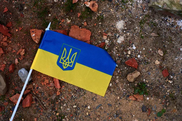 La bandiera dell'Ucraina si trova sulle rovine di un mattone rotto primo piano — Foto Stock