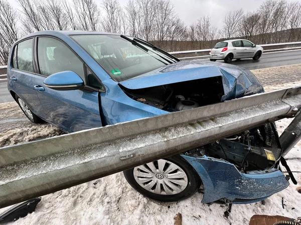  Almanya 'da Autobahn' da bir kaza. Otoyolda bir kaza oldu. Araba tampona uçtu. Bir kazadan sonra Volkswagen Golf
