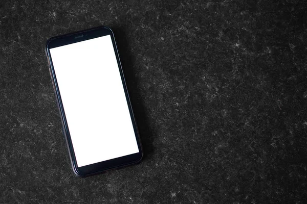 Image maquette d'un téléphone portable avec un écran blanc vierge. Téléphone portable sur fond noir — Photo