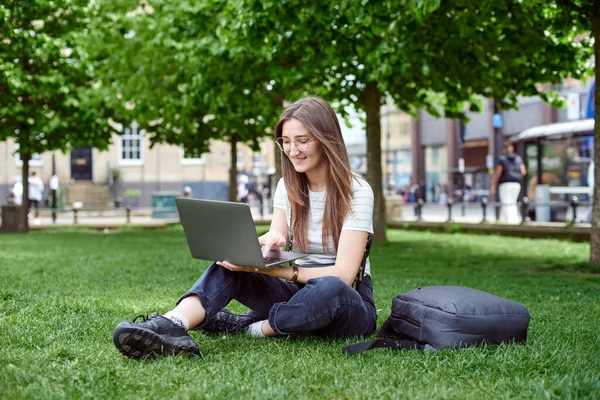 Kız temiz havada uzaktan kumandayla çalışıyor. Uzaktan çalışma kavramı.