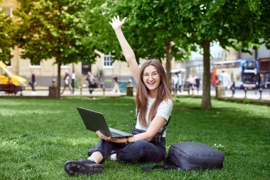Kız temiz havada uzaktan kumandayla çalışıyor. Uzaktan çalışma kavramı.