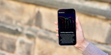 İngiltere, Newcastle, 27 Mayıs 2022: WWDS 2022 'nin kapağı iPhone 13' ün maksimum prim ekranında. Elma Konferansı 'nın kapağında bir kız telefonu tutuyor.