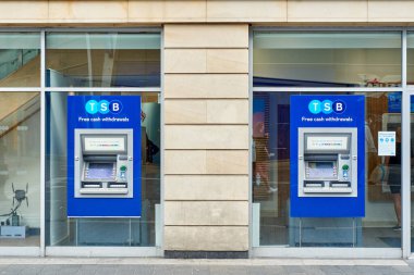 Birleşik Krallık, Newcastle, 27 Mayıs 2022: TSB Bank 'ın iki ATM' li simetrik vitrin. TSB Bank 'ın görüntüsü.