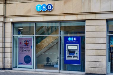 Birleşik Krallık, Newcastle, 27 Mayıs 2022: TSB Bank 'ın iki ATM' li simetrik vitrin. Yüksek kalite fotoğraf