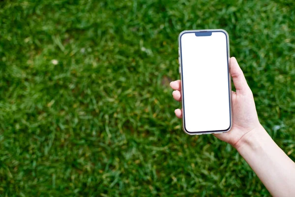 Een Vrouwenhand Houdt Zachtjes Een Smartphone Met Een Blanco Wit — Stockfoto