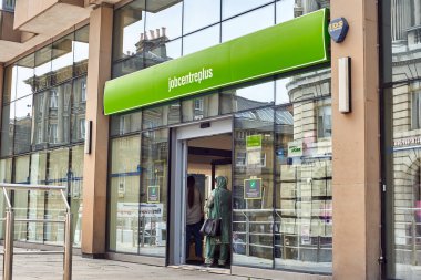 Newcastle on Tyne, İngiltere, 11 Temmuz 2022 - Newcastle merkezindeki İş Merkezi Plus 'ın dış görünümü. İnsanlar iş bulma merkezini ziyaret ediyor. İş Bulma Kurumu Artı 'nın dış hatları.