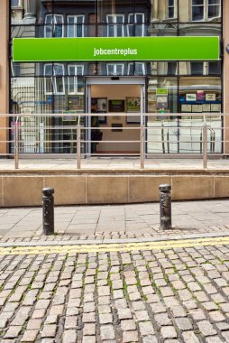 Newcastle on Tyne, İngiltere, 11 Temmuz 2022 - Newcastle merkezindeki İş Merkezi Plus 'ın dış görünümü. İnsanlar iş bulma merkezini ziyaret ediyor. İş Bulma Kurumu Artı 'nın dış hatları.