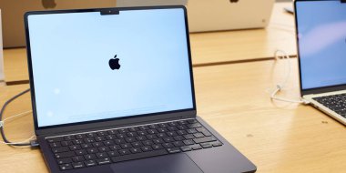 İngiltere, Newcastle on Tyne, 15 Temmuz 2022 - Yeni MacBook Air 2022. M2 işlemcili yeni MacBook Air. Elmalı M2 Chip. Elma dükkanındaki MacBook. Yeni Apple dizüstü bilgisayar. Pozlandırmayı kaydet.