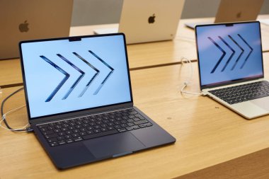 İngiltere, Newcastle on Tyne, 15 Temmuz 2022 - Yeni MacBook Air 2022. M2 işlemcili yeni MacBook Air. Elmalı M2 Chip. Elma dükkanındaki MacBook. Yeni Apple dizüstü bilgisayar. Pozlandırmayı kaydet.