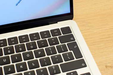 İngiltere, Newcastle on Tyne, 15 Temmuz 2022 - Yeni MacBook Air 2022. Dokunmatik Kimlik sensörlü yeni klavye MacBook havası.